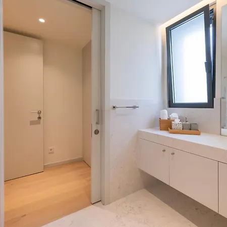 Upscale 1bdr With Pool & Parking By Lovelystay