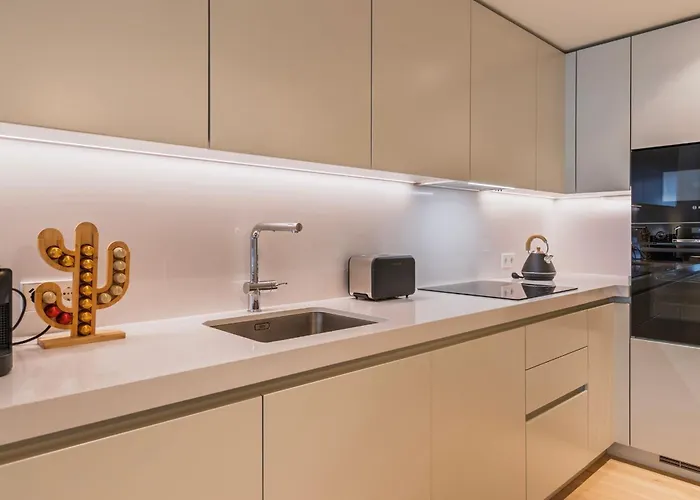 Upscale 1bdr With Pool & Parking By Lovelystay