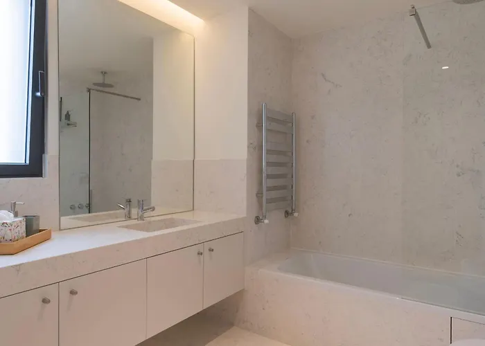 Appartamento Upscale 1bdr With Pool & Parking By Lovelystay Lisbona
