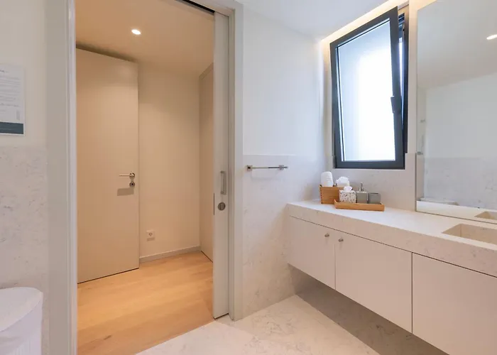Upscale 1bdr With Pool & Parking By Lovelystay
