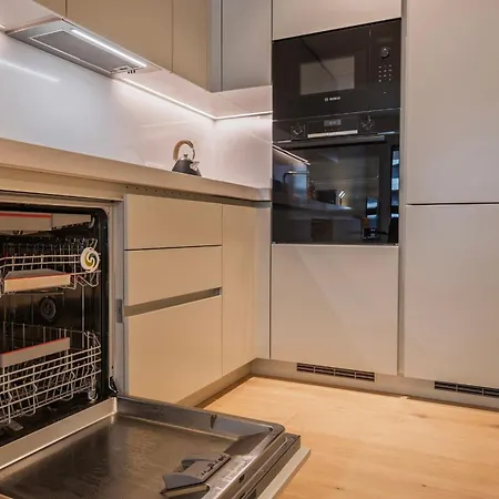 Apartament Upscale 1bdr With Pool & Parking By Lovelystay